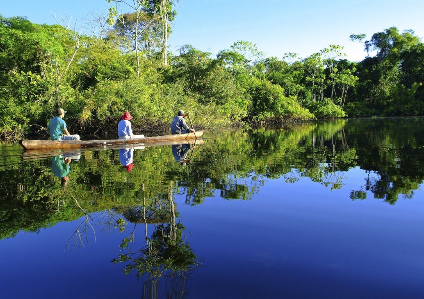 navegando en canoa